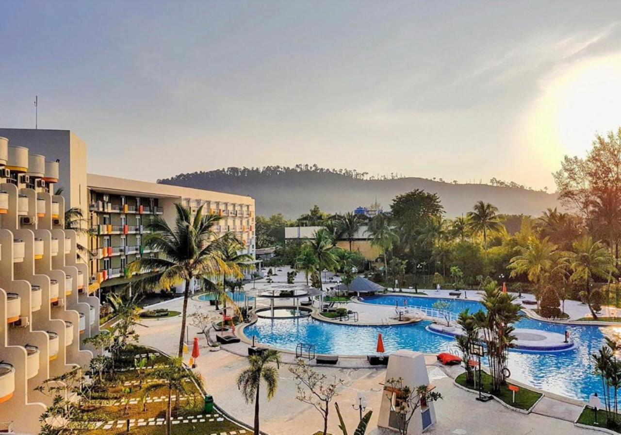 Harris Resort Batam Waterfront Sekupang Екстериор снимка