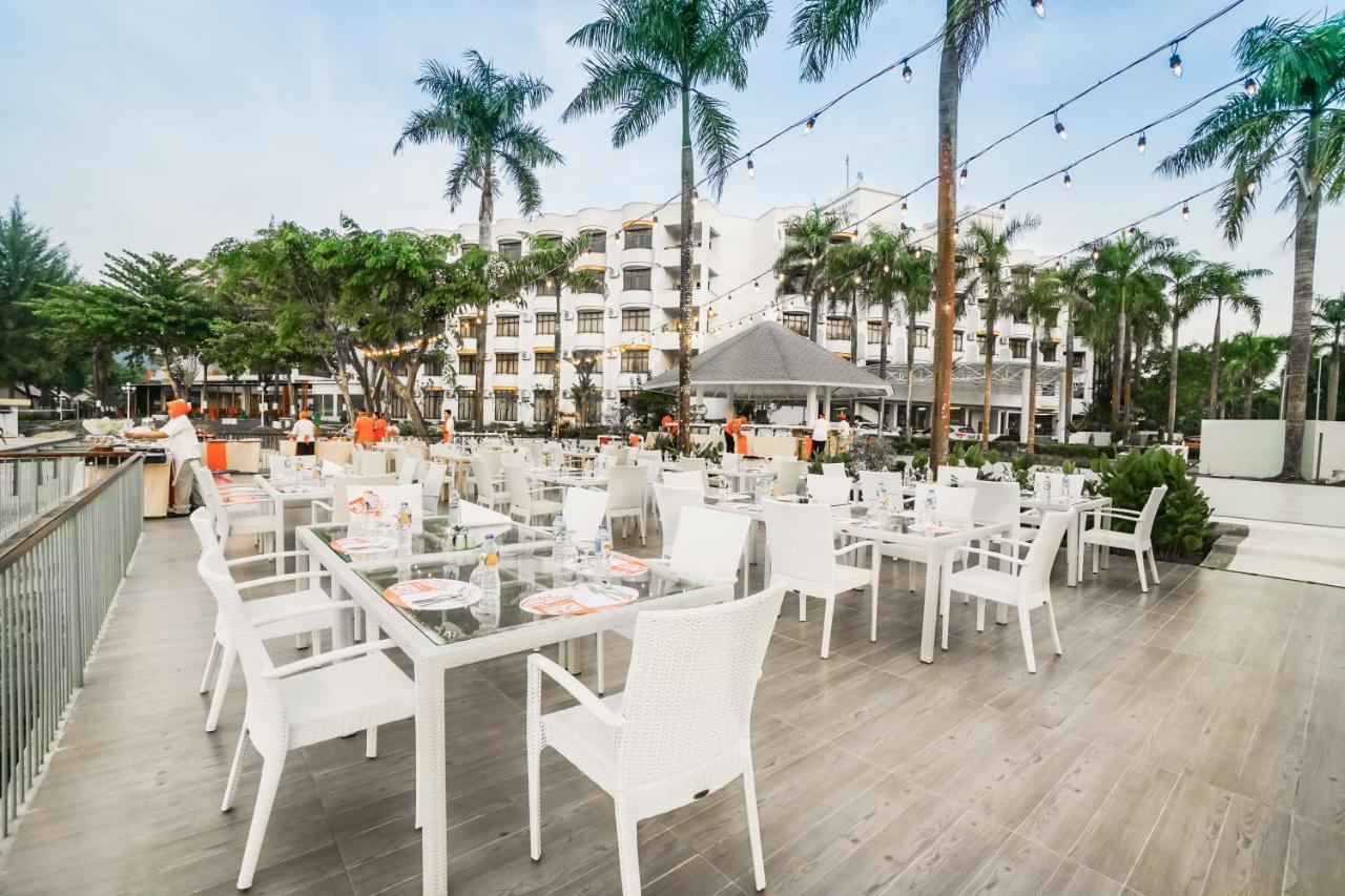 Harris Resort Batam Waterfront Sekupang Екстериор снимка