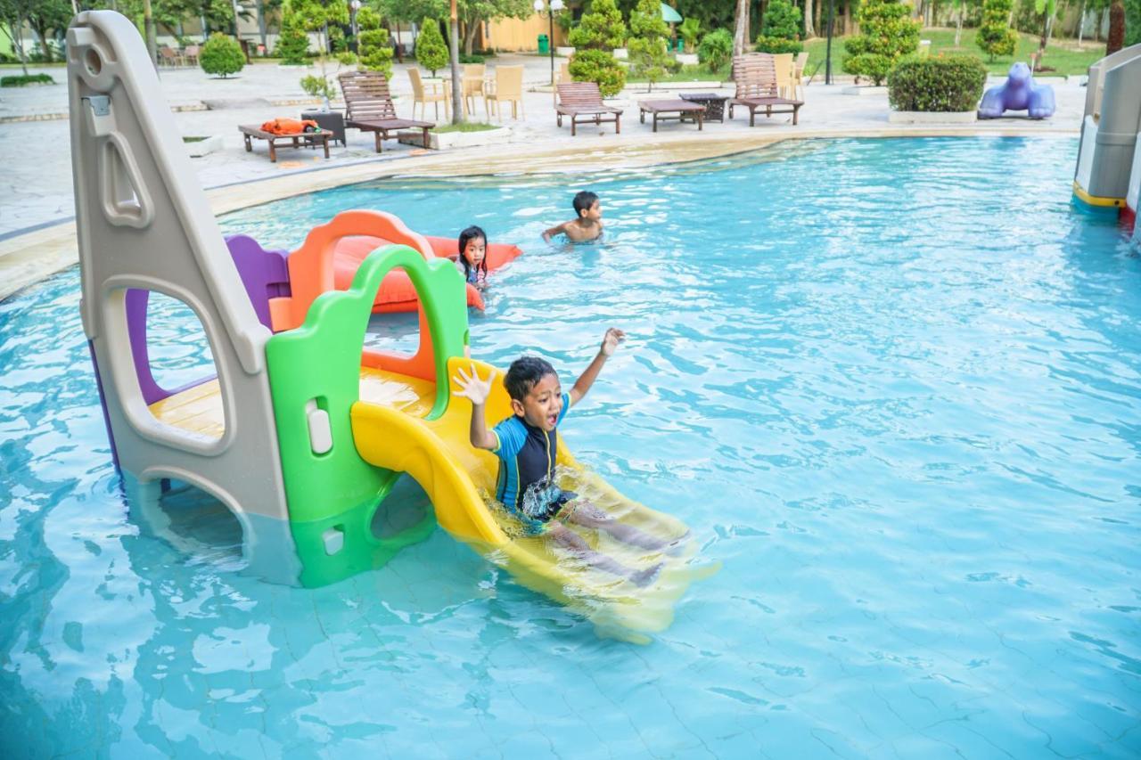 Harris Resort Batam Waterfront Sekupang Екстериор снимка