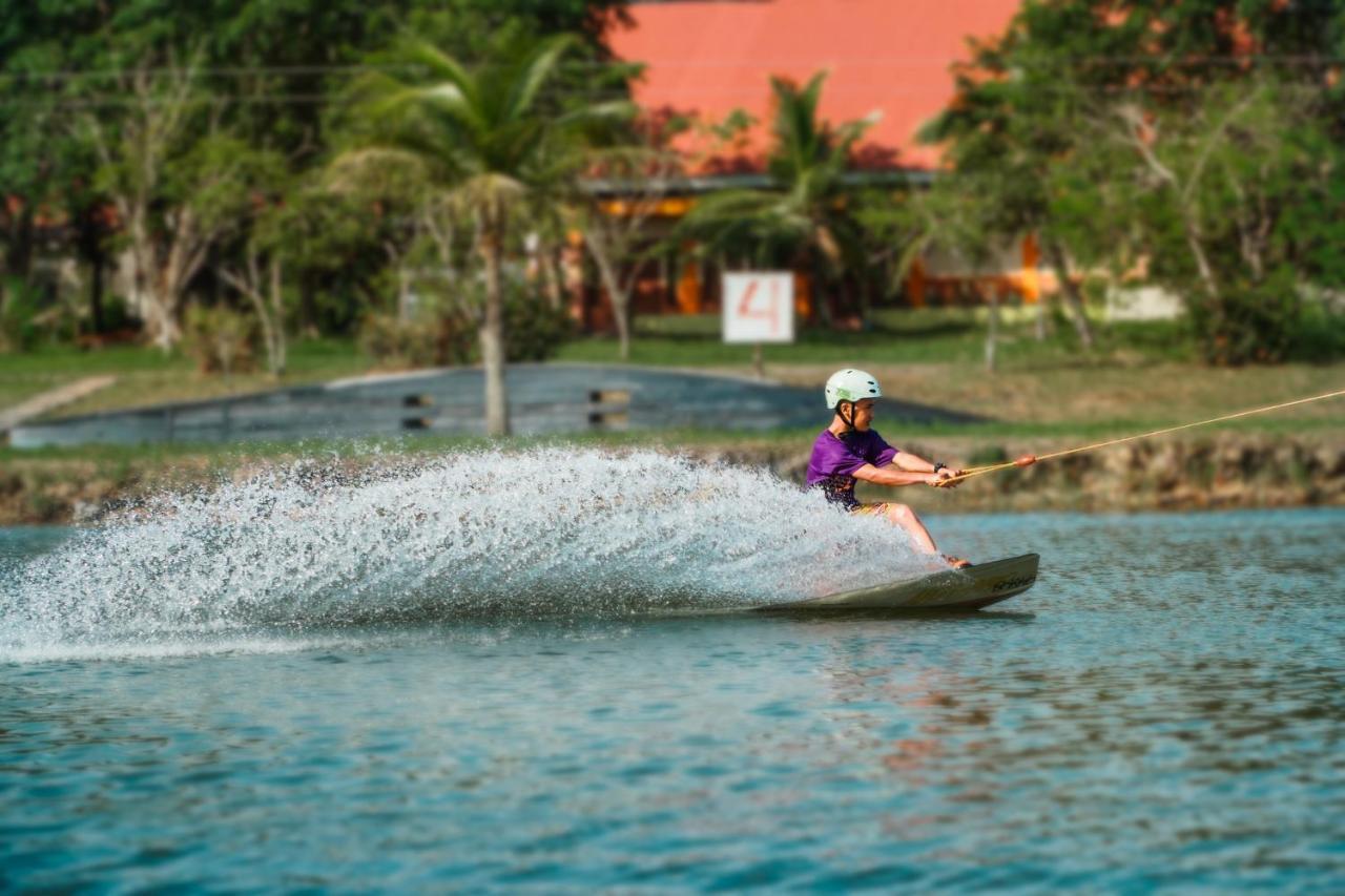 Harris Resort Batam Waterfront Sekupang Екстериор снимка