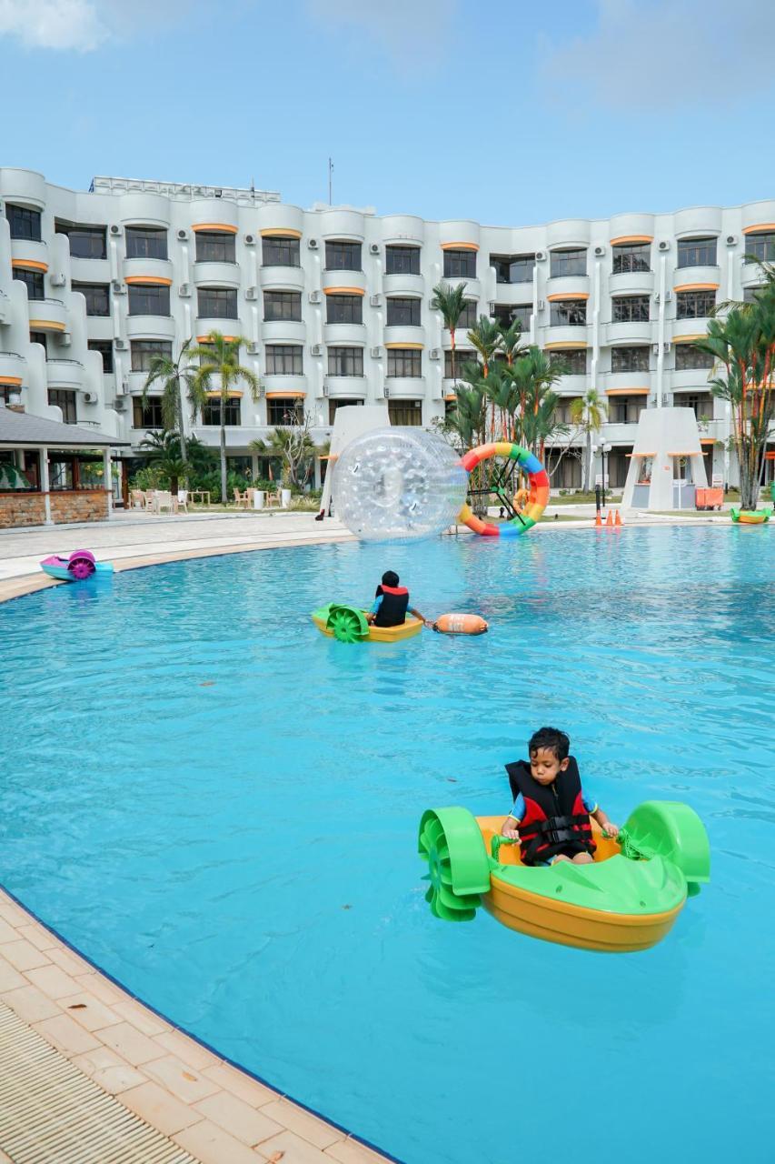 Harris Resort Batam Waterfront Sekupang Екстериор снимка