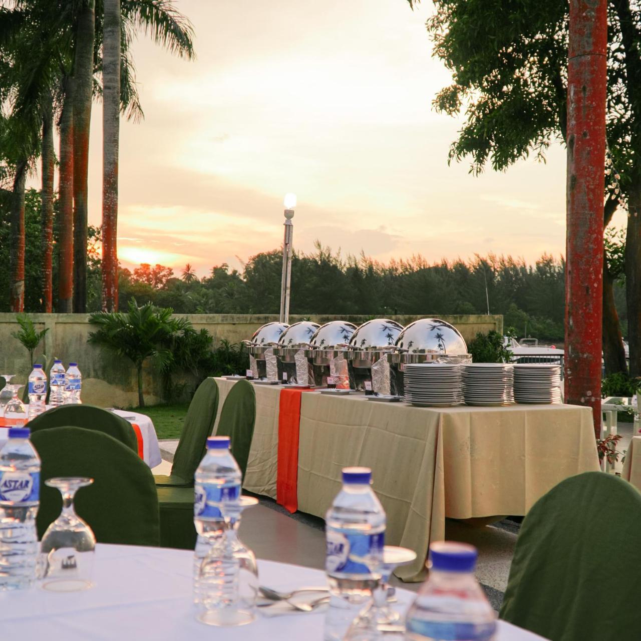 Harris Resort Batam Waterfront Sekupang Екстериор снимка