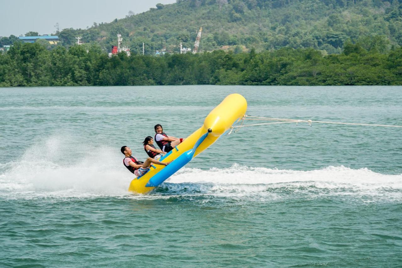 Harris Resort Batam Waterfront Sekupang Екстериор снимка