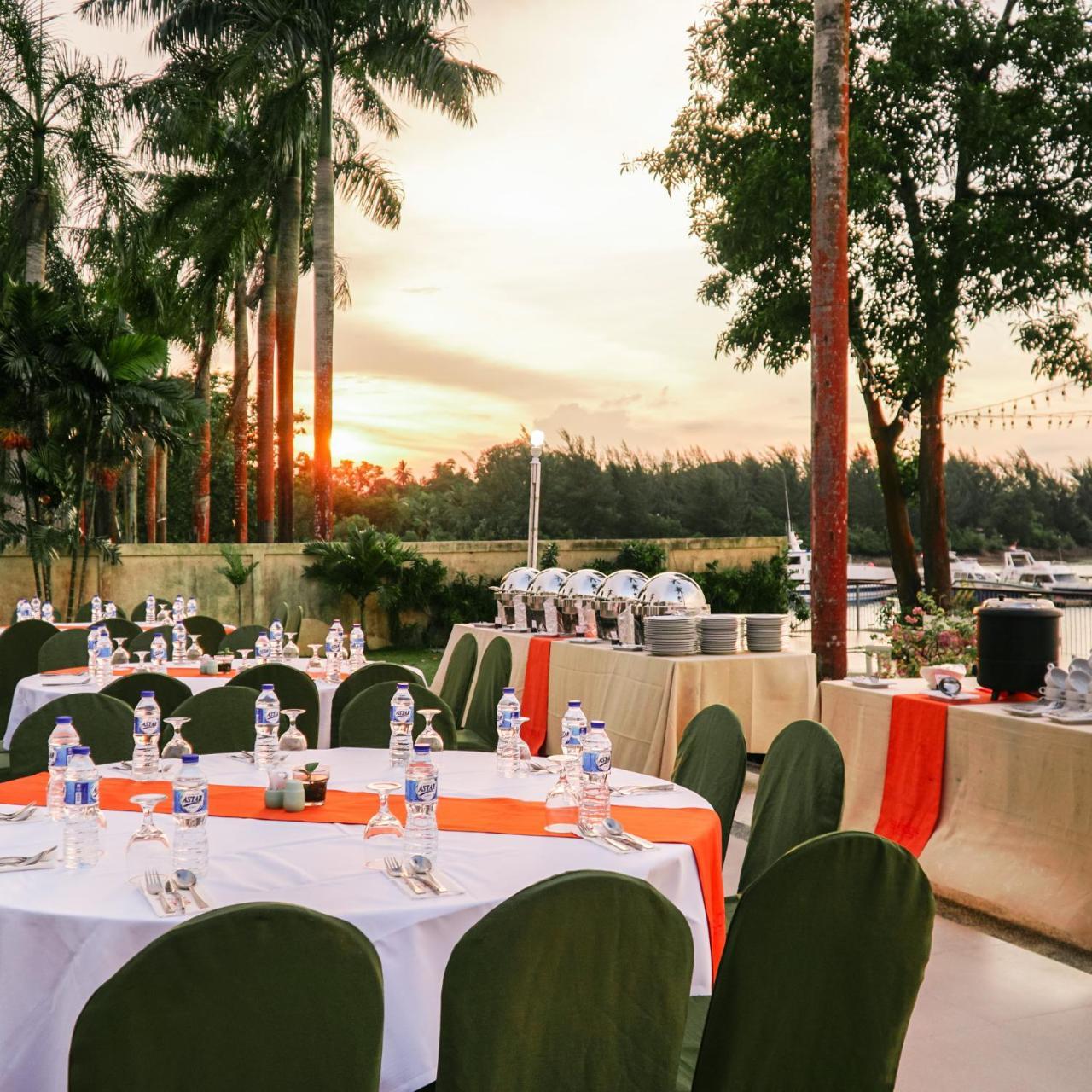 Harris Resort Batam Waterfront Sekupang Екстериор снимка