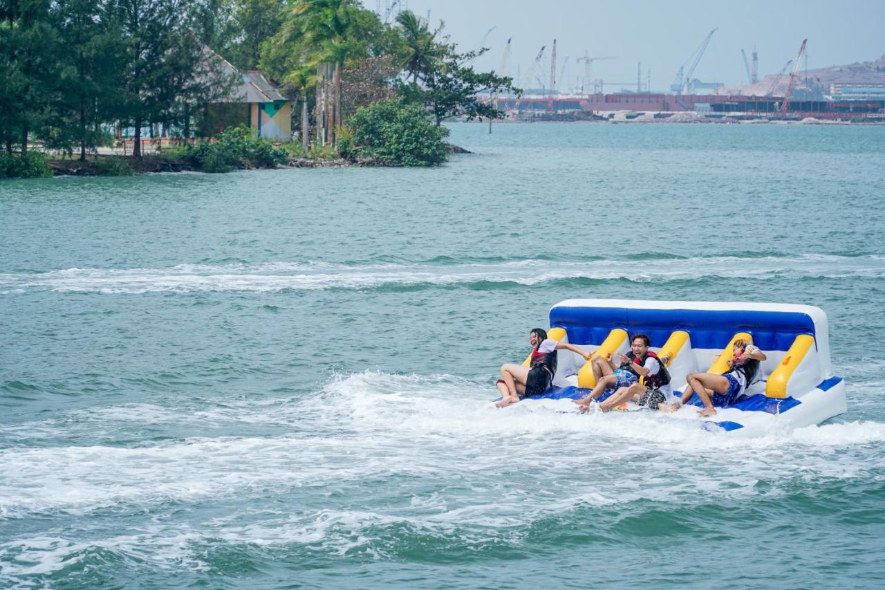 Harris Resort Batam Waterfront Sekupang Екстериор снимка