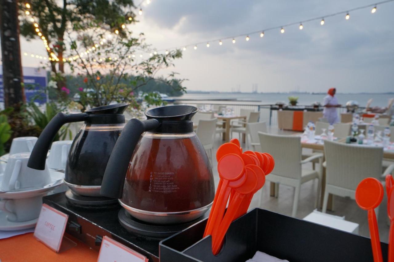 Harris Resort Batam Waterfront Sekupang Екстериор снимка