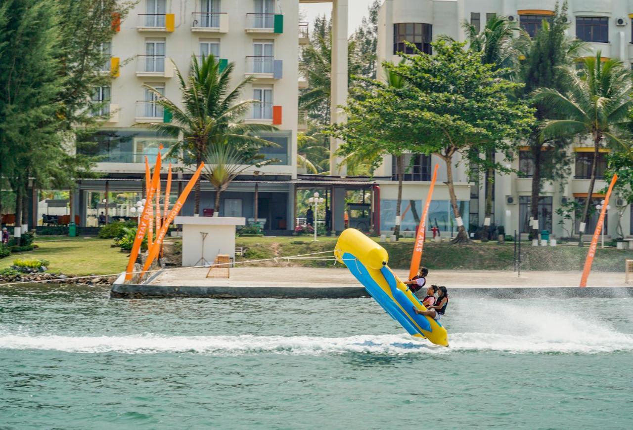 Harris Resort Batam Waterfront Sekupang Екстериор снимка